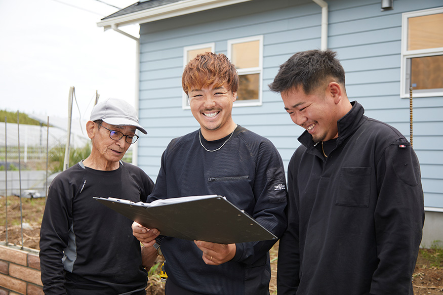 談笑する大八建設工業の３人のスタッフ