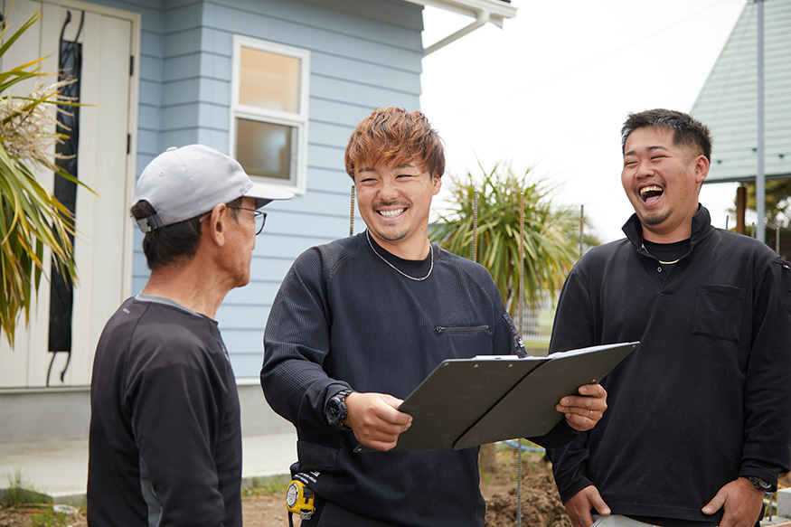 談笑する大八建設工業の３人のスタッフ