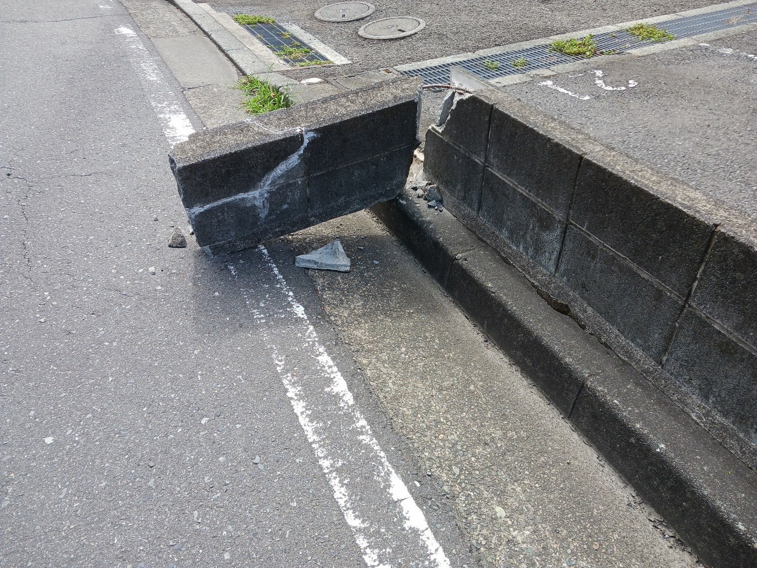 破損して大きくずれたブロック塀の施工前