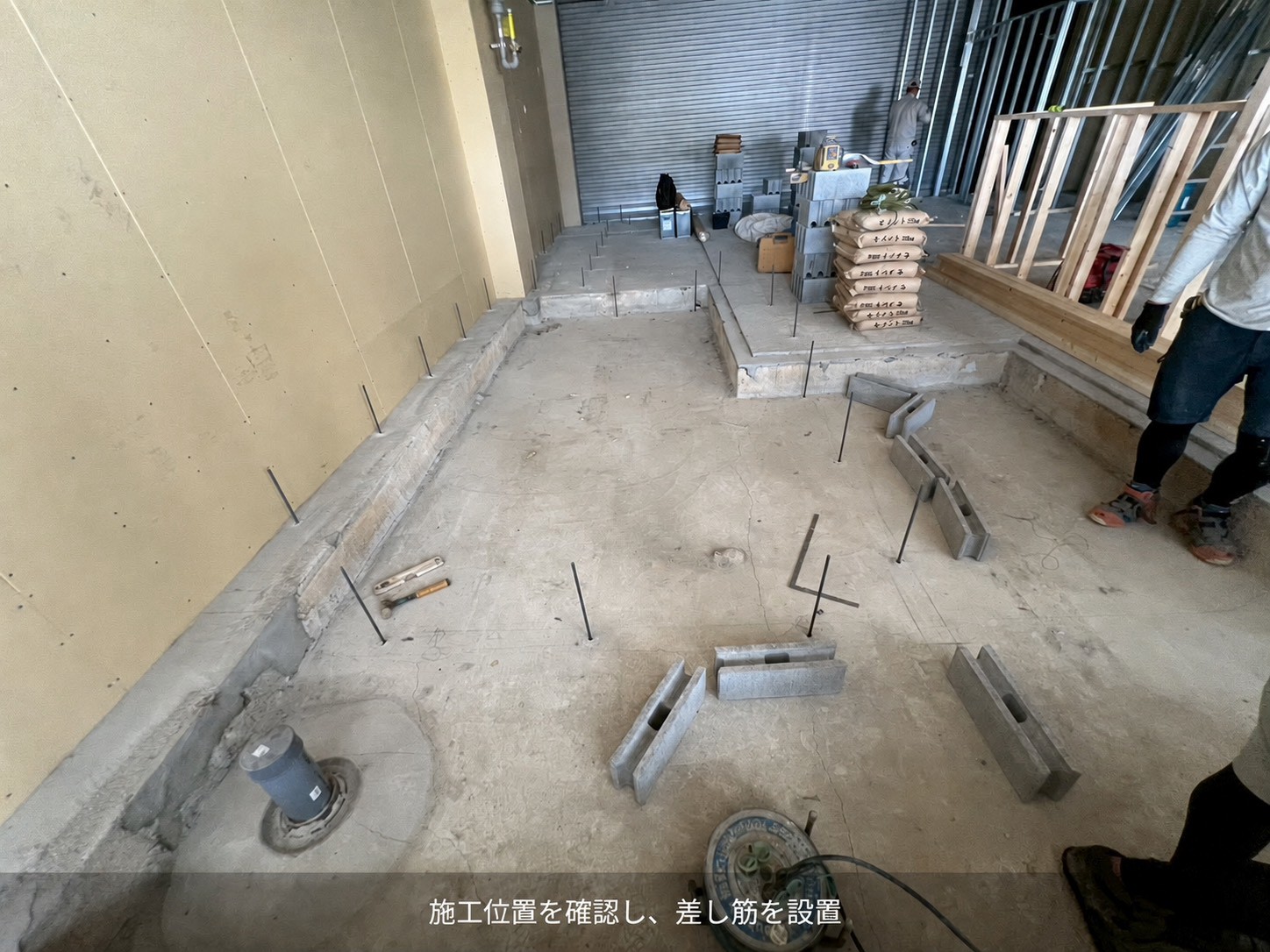 厨房下地工事で施工位置を確認し差し筋を設置した状態