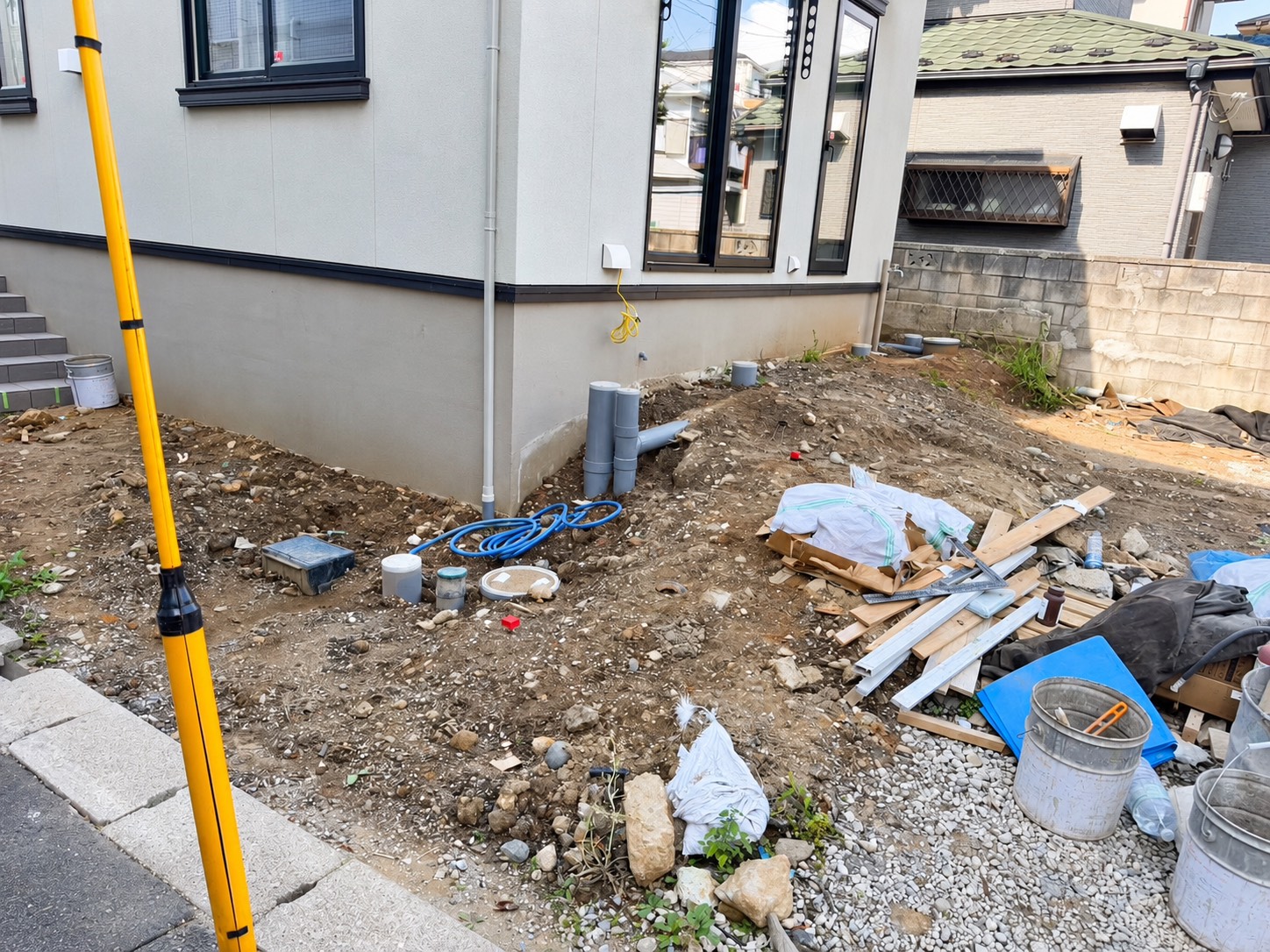 洗い出し仕上げ施工前の建物沿いの通路