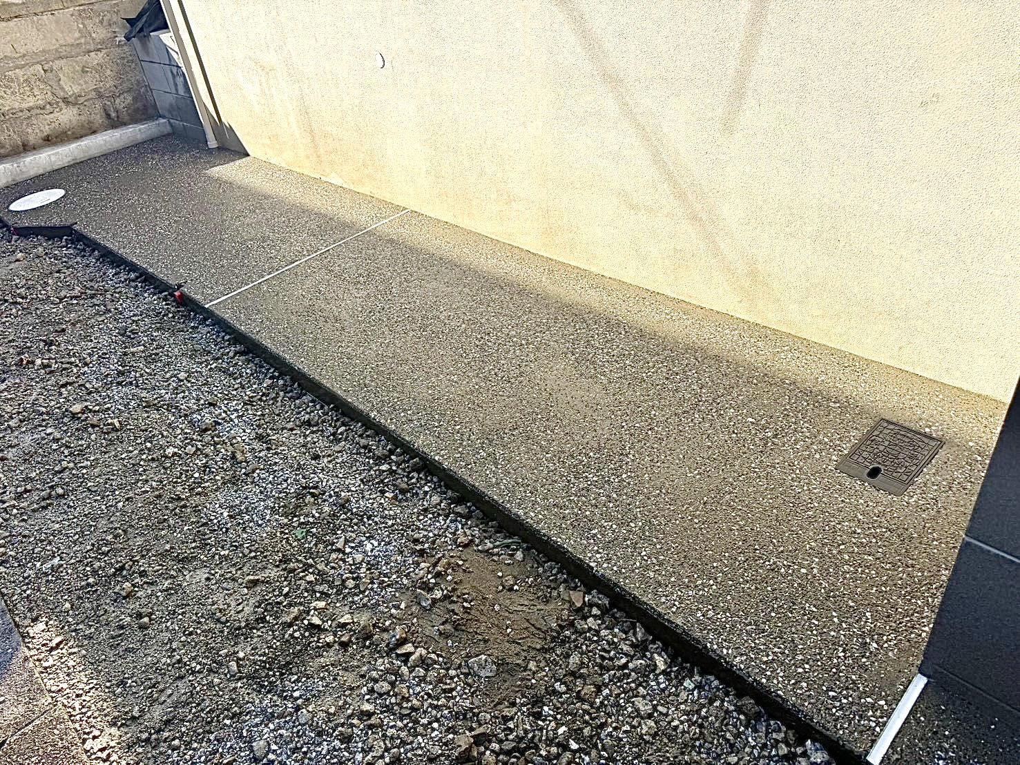 石の粒が引き立つ洗い出し仕上げの完成後