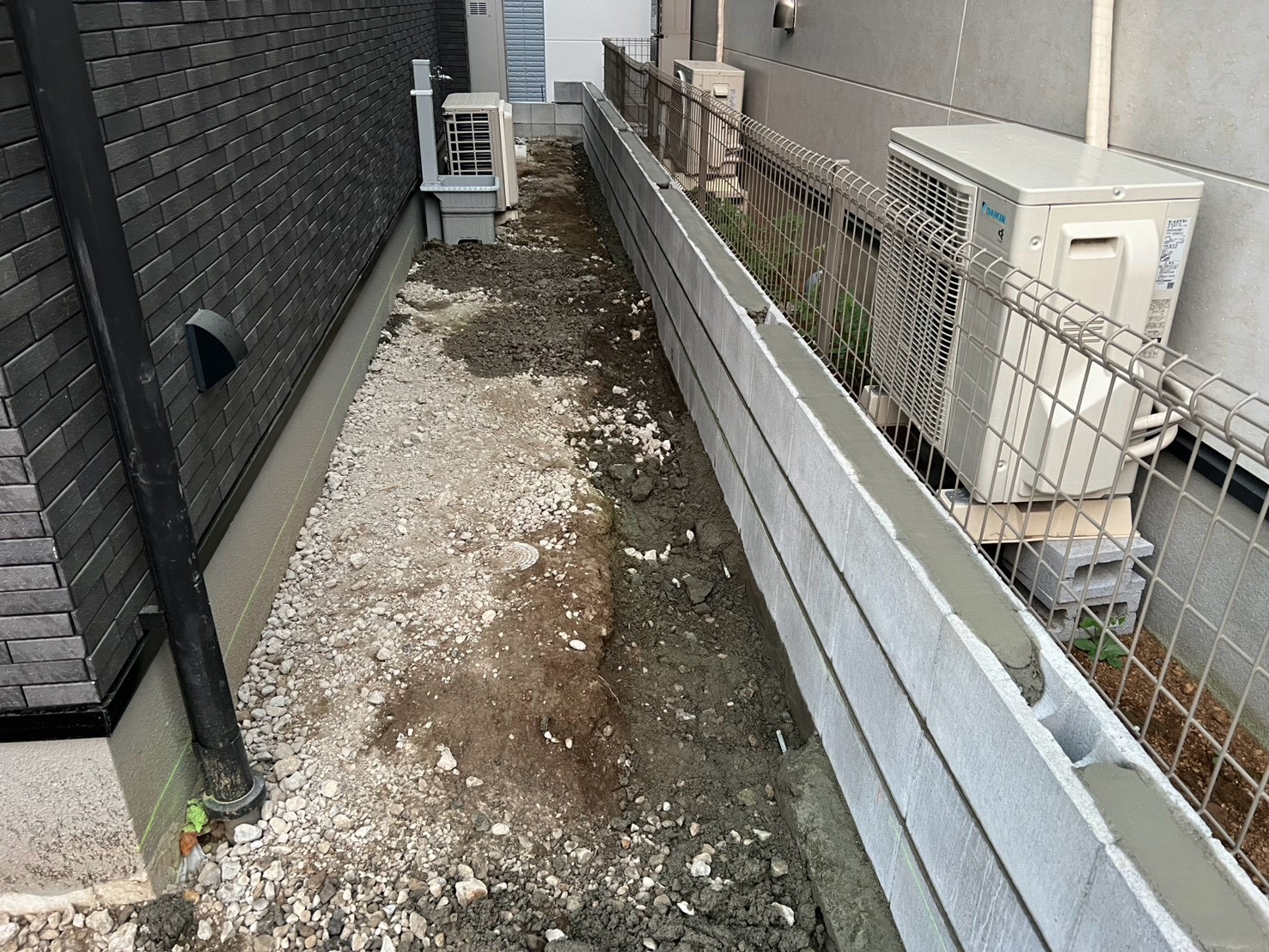 足立区 サイクルポート設置工事の施工前|住宅と住宅の間のスペース