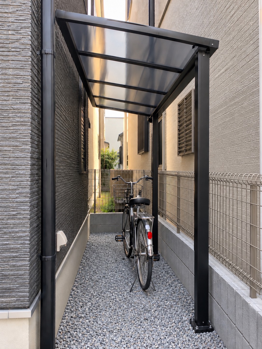 足立区 サイクルポート設置工事の完成後|ブラックフレームの屋根付き駐輪場